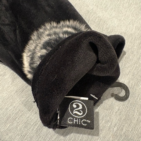 2 Chic Black Gloves with Fur Detail - Picture 4 of 5